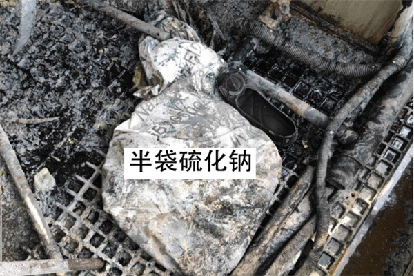 一級(jí)吸收塔的循環(huán)水槽投料口